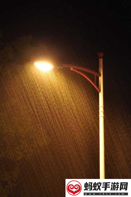 外回り中に突然の大雨一雨宿重新站起来了